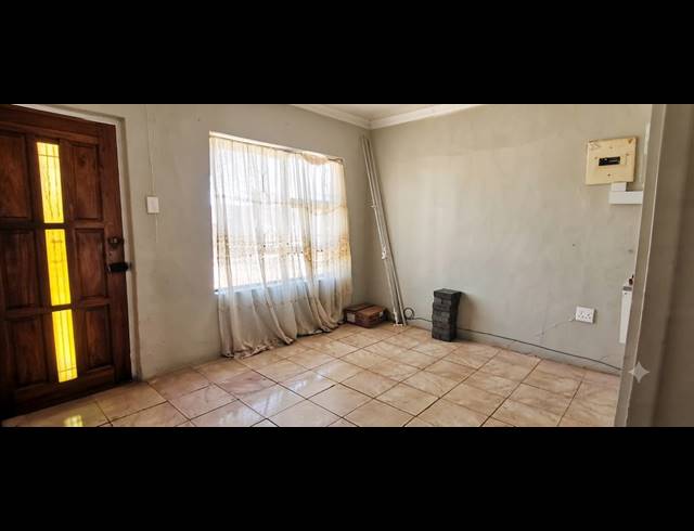 4 BEDROOM HOUSE FOR SALE IN SEBOKENG ZONE 11